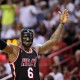 El jugador de Heat LeBron James saluda a los asistentes El jugador de Heat LeBron James saluda a los asistentes