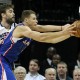 El jugador de los Grizzlies de Memphis Marc Gasol (i) disputa el balón con Blake Griffin (d) de los Clippers de Los Angeles El jugador de los Grizzlies de Memphis Marc Gasol (i) disputa el balón con Blake Griffin (d) de los Clippers de Los Angeles