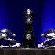 El trofeo Vince Lombardi (c) flanqueado por el casco de los Seattle Seahawks (izq) y el de los Denver Broncos (dcha) El trofeo Vince Lombardi (c) flanqueado por el casco de los Seattle Seahawks (izq) y el de los Denver Broncos (dcha)