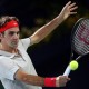 El tenista suizo Roger Federer devuelve una bola de revés al checo Radek Stepanek El tenista suizo Roger Federer devuelve una bola de revés al checo Radek Stepanek
