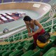 Una mujer numera la silletería el, miércoles 19 de febrero de 2014 Una mujer numera la silletería el, miércoles 19 de febrero de 2014, en el Velódromo Alcides Nieto Patiño en Cali (Colombia). Desde el 26 de febrero al 2 de Marzo Cali recibirá a 349 corredores, entre ellos varios medallistas mundiales y olímpicos, que participarán en el Campeonato Mundial de Ciclismo de Pista. EFE/Christian Escobar Mora