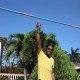El cubano Javier Sotomayor, dueño del récord mundial de altura en pista cubierta con un salto de 2,43, posa para una fotografía El cubano Javier Sotomayor, dueño del récord mundial de altura en pista cubierta con un salto de 2,43, posa para una fotografía