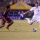 El jugador hondureño Arnol Peralta (d) patea el balón ante la marca del venezolano Johandry Orozco (i) El jugador hondureño Arnol Peralta (d) patea el balón ante la marca del venezolano Johandry Orozco (i) el, miércoles 5 de marzo de 2014, durante un partido amistoso en el estadio Olímpico de San Pedro Sula (Honduras). EFE/Gustavo Amador