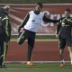 El delantero Diego Costa (c) habla con el seleccionador Vicente del Bosque junto al defensa César Azpilicueta durante el entrenamiento El delantero Diego Costa (c) habla con el seleccionador Vicente del Bosque junto al defensa César Azpilicueta durante el entrenamiento