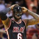 El jugador de Heat LeBron James se acomoda su máscara El jugador de Heat LeBron James se acomoda su máscara