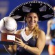 La eslovaca Dominika Cibulkova posa con el trofeo de campeona La eslovaca Dominika Cibulkova posa con el trofeo de campeona
